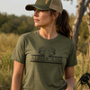 Jägerin in Oliv grünen ALPHA AIM Shirt mit ALPHA AIM CAP