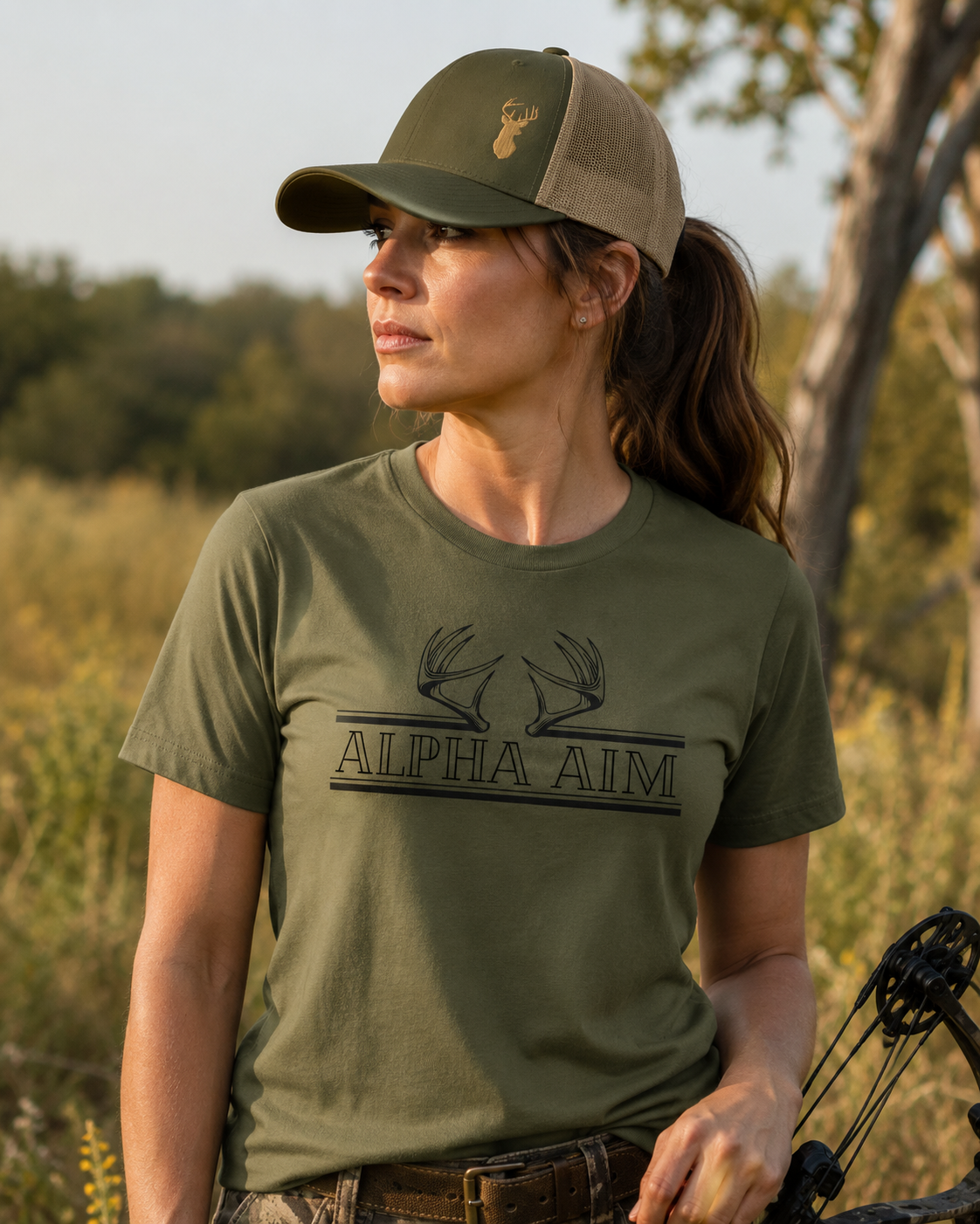 Jägerin in Oliv grünen ALPHA AIM Shirt mit ALPHA AIM CAP